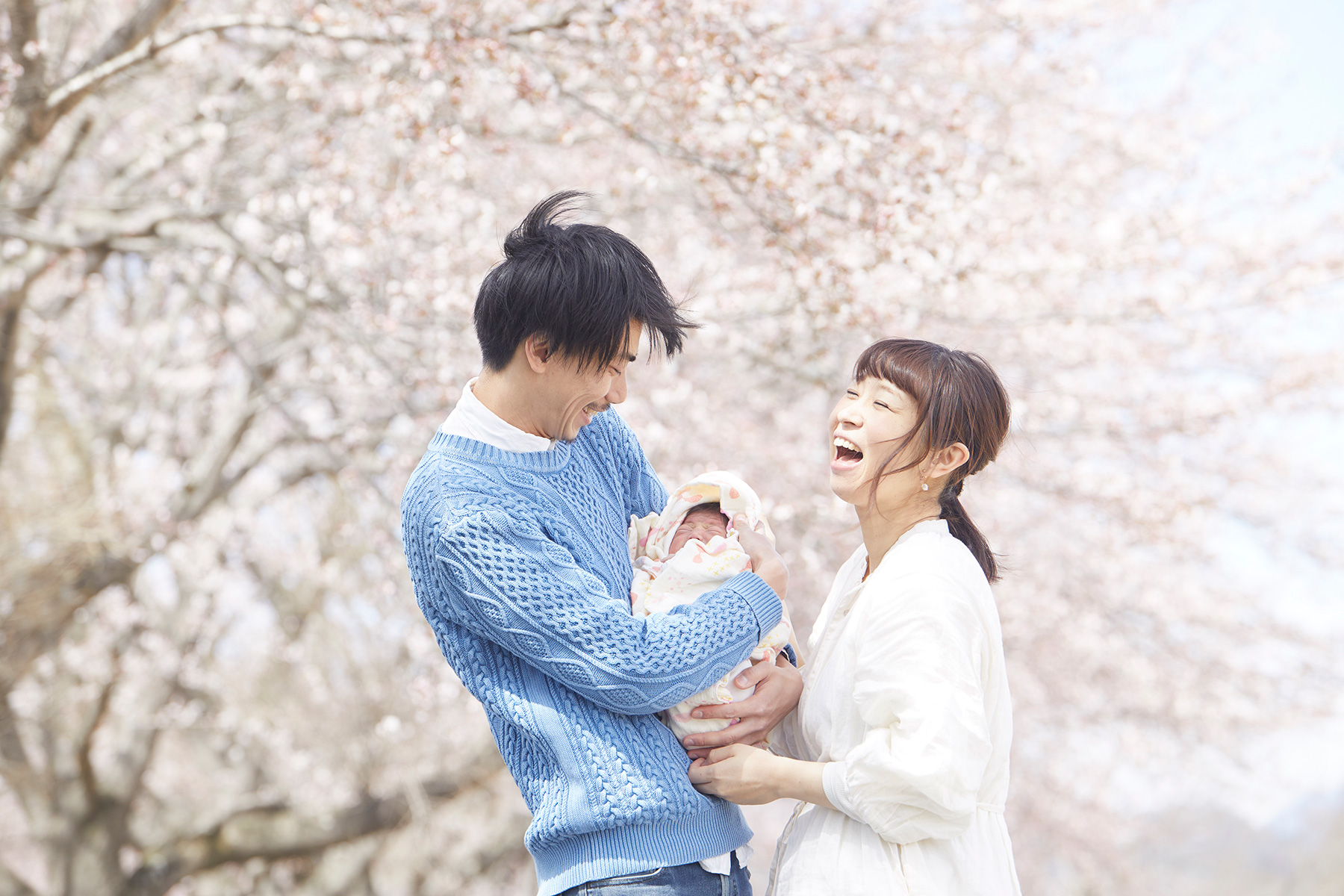 屋外での撮影、家族写真、赤ちゃん